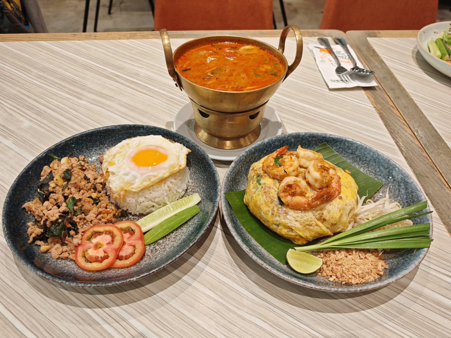 BTSチットロム駅至近 マーキュリービラ内レストランへご案内